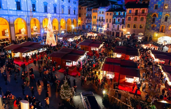 Villaggio tirolese Arezzo Piazza Grande Natale